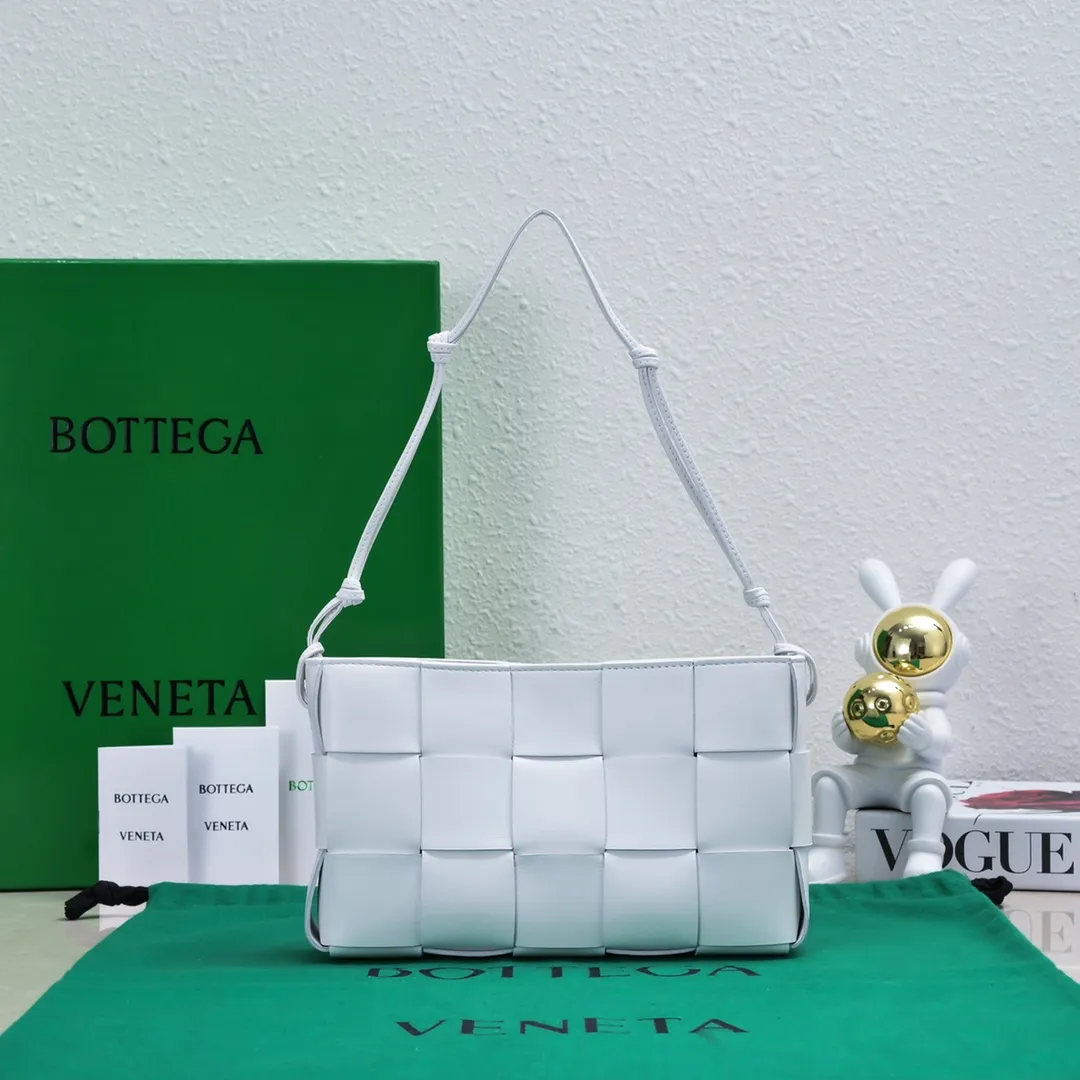 Batch 1260 #BV 2023 Cassette rope armpit bag is here🎈Simple, versatile and versatile formula bag made of intreccio woven cow leather. The square bag shape is wear-resistant and durable. Minimalism and commuting really complement each other. There are 4 card slots inside and thoughtful design✔️ Magnetic buckle closure to better protect privacy [Happy] When you are worried about matching, it is a bag that can be taken out with just one lift~ Dimensions: 22.5x13.5x4.5, Model: 7741